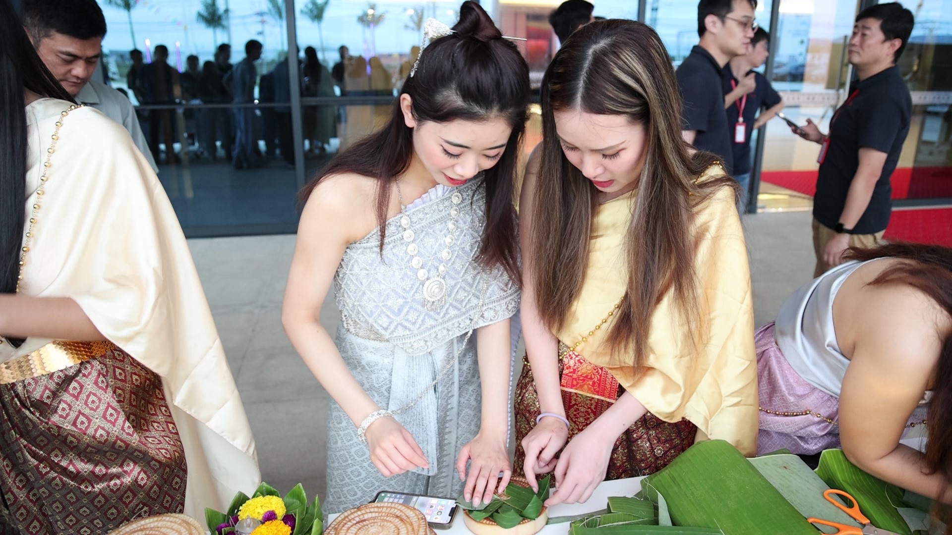 巧手翻飛,把歡樂折進(jìn)水燈里